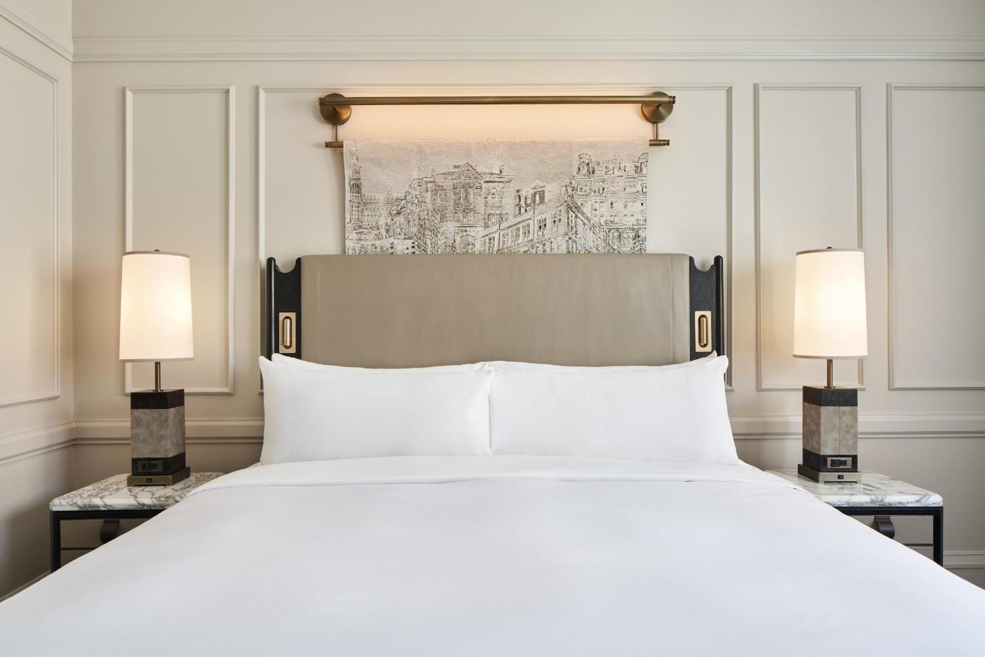 The Pfister Hotel Milwaukee Bagian luar foto