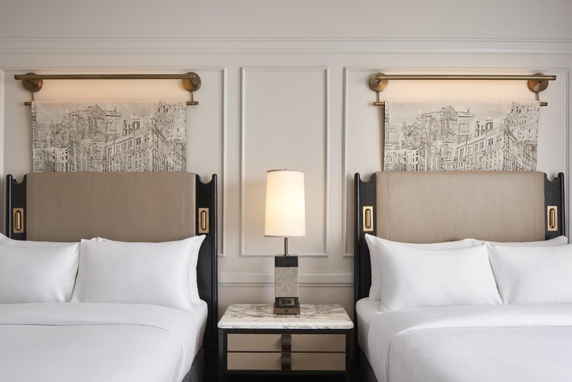 The Pfister Hotel Milwaukee Bagian luar foto